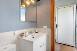 La salle de bains est pourvue d'un lavabo, d'un miroir et de toilettes. dans l'établissement Estudio Lua, à Gáldar