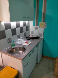 uma cozinha com um lavatório e uma bancada em studio " tournesol " au coeur du Berry em Les Bordes