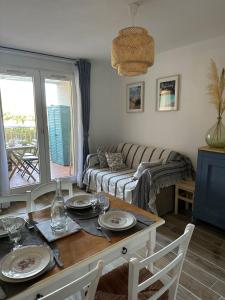 Posedenie v ubytovaní Very cosy apartment at 200 m from the beaches + 15 fotografií