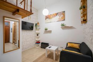 salon z kanapą i stołem w obiekcie Studio near Embajadores and Atocha (R.ATOCHA) w Madrycie