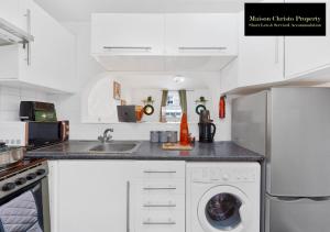 מטבח או מטבחון ב-Kirkwall 1Bedroom Apt Sleeps 4 with Wifi & Lesiure By Maison Christo Property Short Lets & Serviced Accommodation