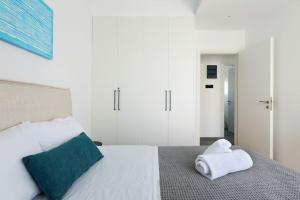 A bed or beds in a room at Blue Delta Apartment Palaio Faliro