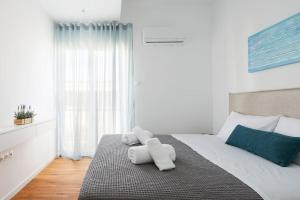A bed or beds in a room at Blue Delta Apartment Palaio Faliro