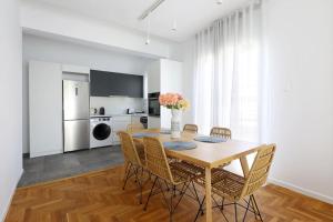 A kitchen or kitchenette at Blue Delta Apartment Palaio Faliro
