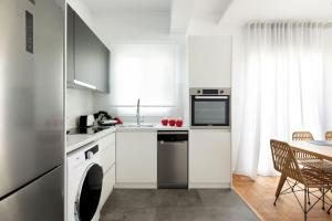 A kitchen or kitchenette at Blue Delta Apartment Palaio Faliro