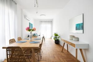 A television and/or entertainment centre at Blue Delta Apartment Palaio Faliro