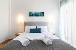 A bed or beds in a room at Blue Delta Apartment Palaio Faliro