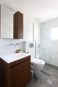 A bathroom at Blue Delta Apartment Palaio Faliro Még 23 kép