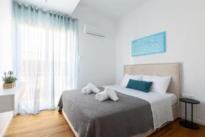 A bed or beds in a room at Blue Delta Apartment Palaio Faliro