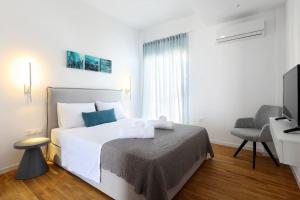 A bed or beds in a room at Blue Delta Apartment Palaio Faliro