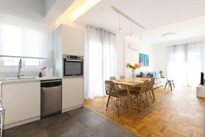 A kitchen or kitchenette at Blue Delta Apartment Palaio Faliro