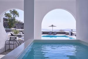 A piscina em ou perto de Mr and Mrs White Oia - Santorini