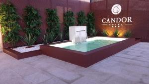 una piscina de agua frente a un edificio en HOTEL CANDOR, en San Salvador