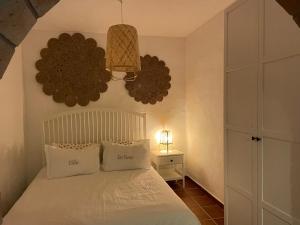 1 dormitorio con 1 cama blanca y 2 almohadas en Los Torres II, en Fuencaliente de la Palma