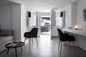 Uma televisão e/ou sistema de entretenimento em Mr and Mrs White Oia - Santorini