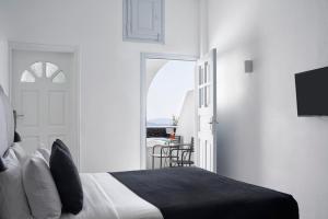 Uma cama ou camas num quarto em Mr and Mrs White Oia - Santorini
