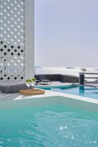 A piscina em ou perto de Mr and Mrs White Oia - Santorini