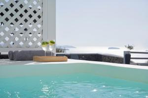 A piscina em ou perto de Mr and Mrs White Oia - Santorini