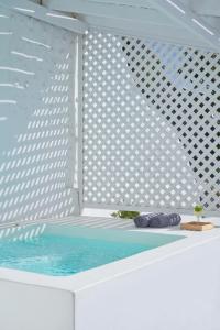 A piscina em ou perto de Mr and Mrs White Oia - Santorini