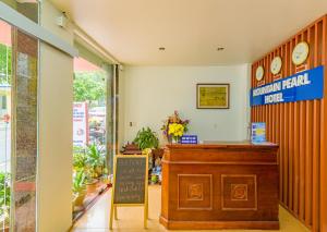 ein Gerichtszimmer mit einer Bank und einem Schild in der Unterkunft Mountain Pearl Hotel in Cát Bà