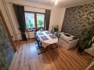 Postel nebo postele na pokoji v ubytování Malebný Rodinný Dům v Přírodě, Sauna, BBQ