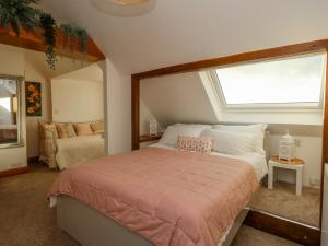 Un dormitorio con una cama grande y una ventana en Winterslow, en Weymouth