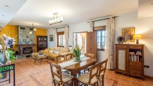 a living room with a table and chairs and a couch at Casa Cuatro Vientos Almogía by Ruralidays in Almogía