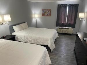 Schmidt's Creek Hotel客房内的一张或多张床位