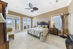 een slaapkamer met een bed en een plafondventilator bij Krusty Crab in Gulf Shores