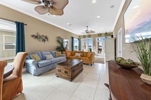 een woonkamer met een bank en een tafel bij Krusty Crab in Gulf Shores