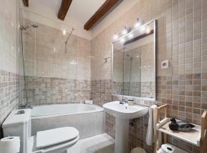 łazienka z wanną, toaletą i umywalką w obiekcie Stay U-nique Apartments Murillo w Barcelonie
