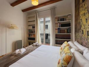 sypialnia z dużym białym łóżkiem i kanapą w obiekcie Stay U-nique Apartments Murillo w Barcelonie