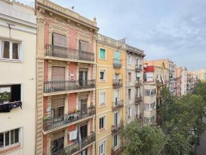 un edificio alto con balcones en una ciudad en Stay U-nique Apartments Murillo, en Barcelona