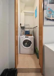 - un lave-linge et un sèche-linge dans une petite pièce dans l'établissement Stay U-nique Apartments Murillo, à Barcelone