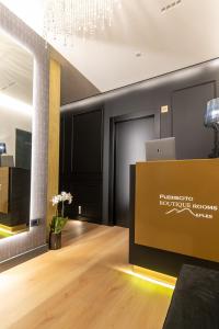 biuro z recepcją i żyrandolem w obiekcie Plebiscito Boutique Rooms w mieście Neapol +37 zdjęć