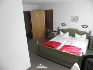 Tempat tidur dalam kamar di Gasthof Breeger-Bodden