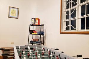 un tavolo con gli scacchi in una stanza di Farmhouse Estate 30mins from Ocho Rios/Kgn a Knowles