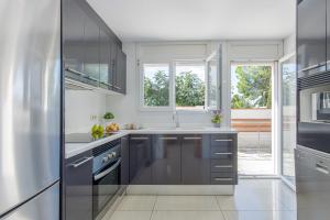 cocina con fregadero y ventana en Apart-rent Villa Ter 0031, en Empuriabrava