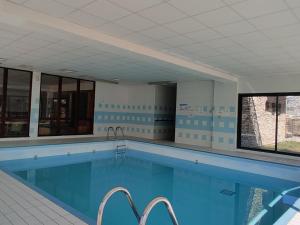 uma grande piscina num edifício com uma grande piscina em Chalet Le Dévoluy, 3 pièces, 6 personnes - FR-1-504-467 em Superdevoluy