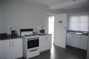 Η κουζίνα ή μικρή κουζίνα στο Beachfront Bungalow