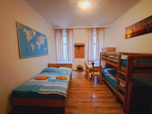 Łóżko lub łóżka w pokoju w obiekcie Astoria Central Appartement 10 minutes to downtown