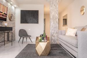 Posezení v ubytování Renovated 2 BR with 2 BTH front Mamilla Mall