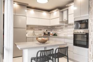 Kuchyň nebo kuchyňský kout v ubytování Renovated 2 BR with 2 BTH front Mamilla Mall
