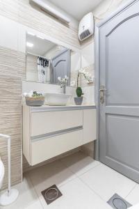 Koupelna v ubytování Renovated 2 BR with 2 BTH front Mamilla Mall + 28 fotografií