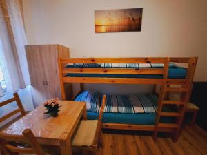 Łóżko lub łóżka w pokoju w obiekcie Astoria Central Appartement 10 minutes to downtown