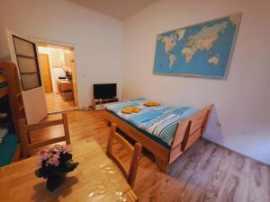 sypialnia z łóżkiem i stołem w pokoju w obiekcie Astoria Central Appartement 10 minutes to downtown w Wiedniu