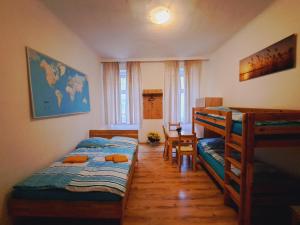 Łóżko lub łóżka w pokoju w obiekcie Astoria Central Appartement 10 minutes to downtown