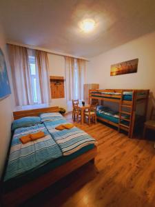 Łóżko lub łóżka w pokoju w obiekcie Astoria Central Appartement 10 minutes to downtown