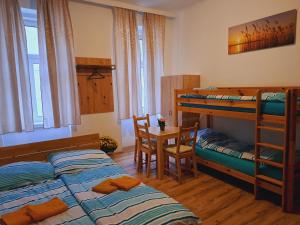 sypialnia z 2 łóżkami piętrowymi i stołem w obiekcie Astoria Central Appartement 10 minutes to downtown w Wiedniu