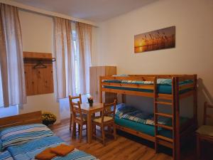 Łóżko lub łóżka w pokoju w obiekcie Astoria Central Appartement 10 minutes to downtown
